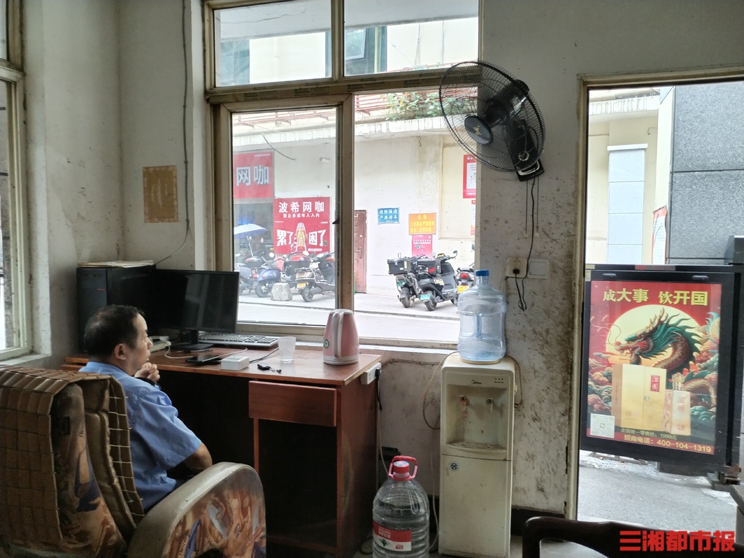 記者調(diào)查：保安亭3平方米的清涼誰來守護(hù)？有物業(yè)回復(fù)：“可以裝，自己買”