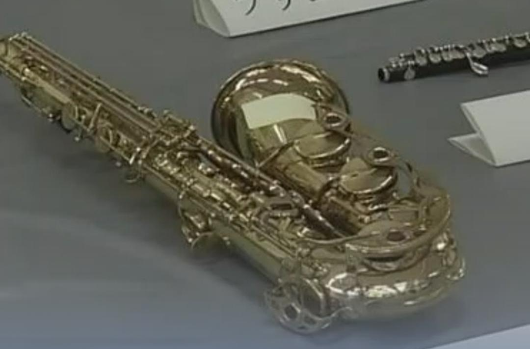 缺钱还债盯上学生萨克斯，日本一教师盗窃学校乐器被捕