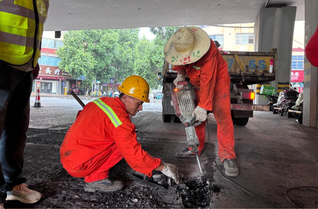 战热浪｜145℃的沥青裹着热浪，“道路修理师”保障车流通畅