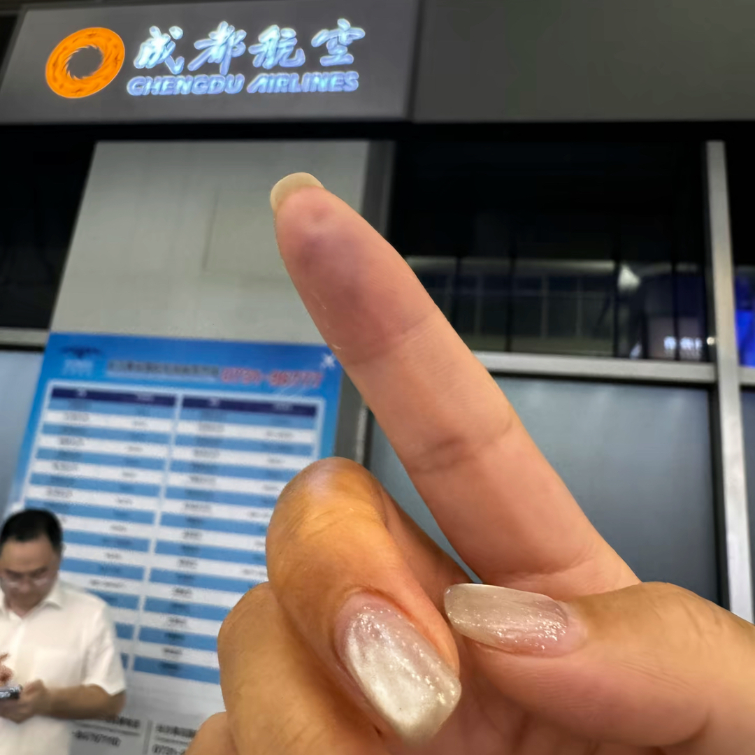 提示“可进入”的飞机卫生间内竟然有人，夹伤乘客手指拒不道歉
