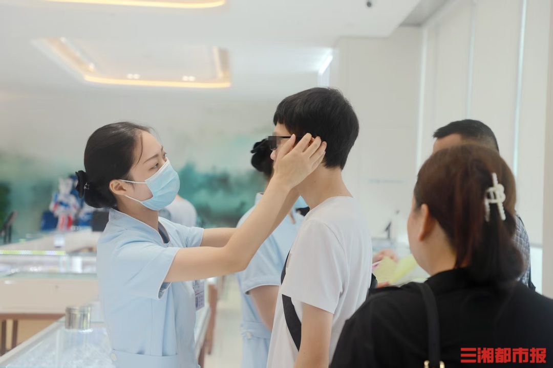 男孩戴劣质眼镜半年近视度数激增，眼科行业联合发起“三正规”倡议