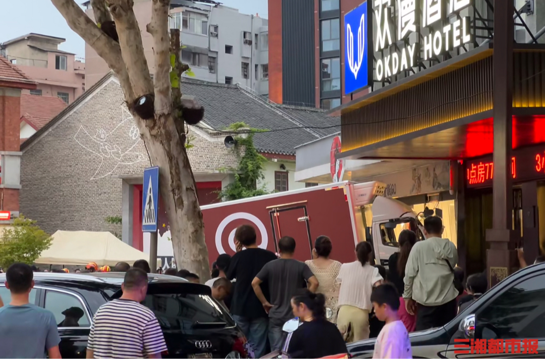岳阳一印有“库迪”标志卡车撞进茶颜门店，店员称不清楚具体情况，正在安抚店内顾客