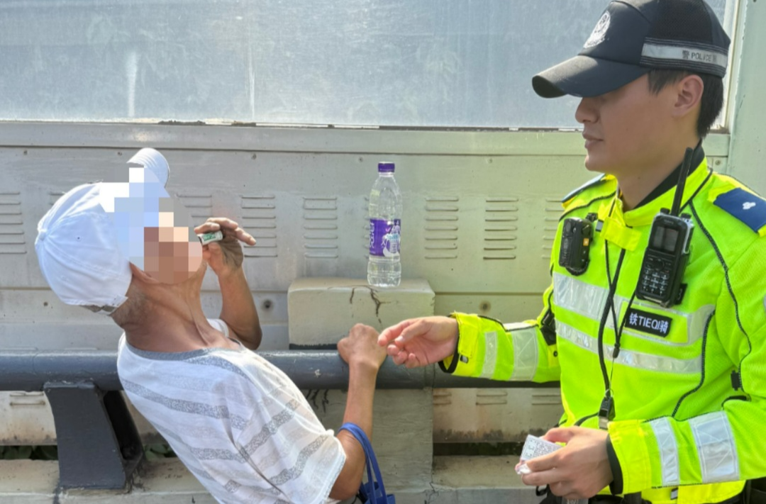 烈日下老人蹣跚走在高架上，交警救下中暑老人