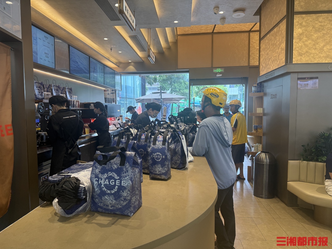 前面还有130杯,等2小时也要喝!长沙市民“秋天第一杯奶茶”热情高