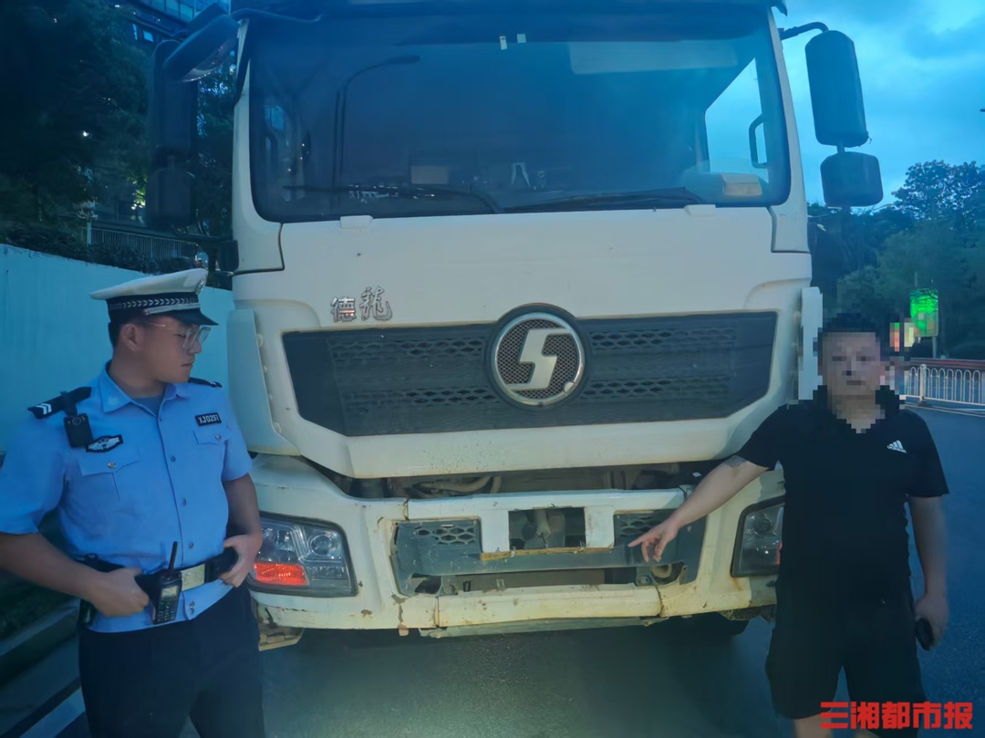 兩臺貨車非法安裝“翻牌器”，車輛被扣、司機挨罰