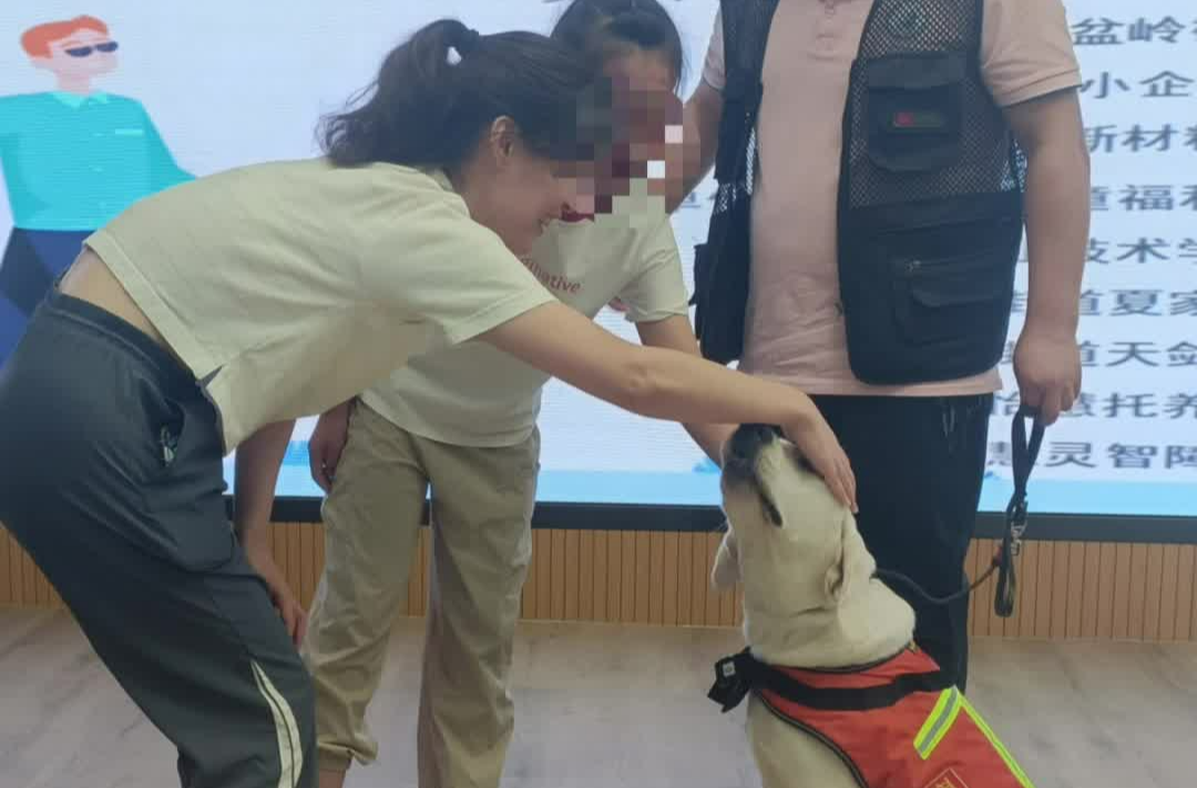 孤独症服务犬长沙“上岗”！与“星星的孩子”会擦出怎样的火花