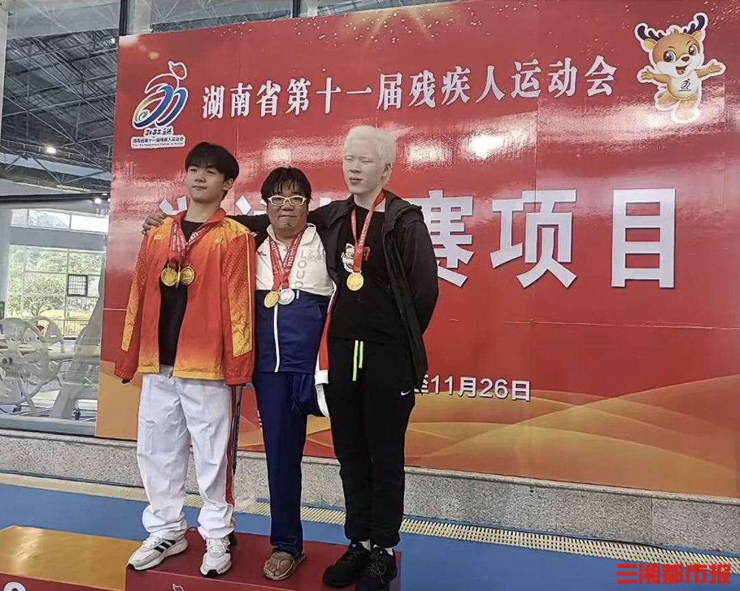 他用半边身体游出金牌，又在直播间“唱”出新生