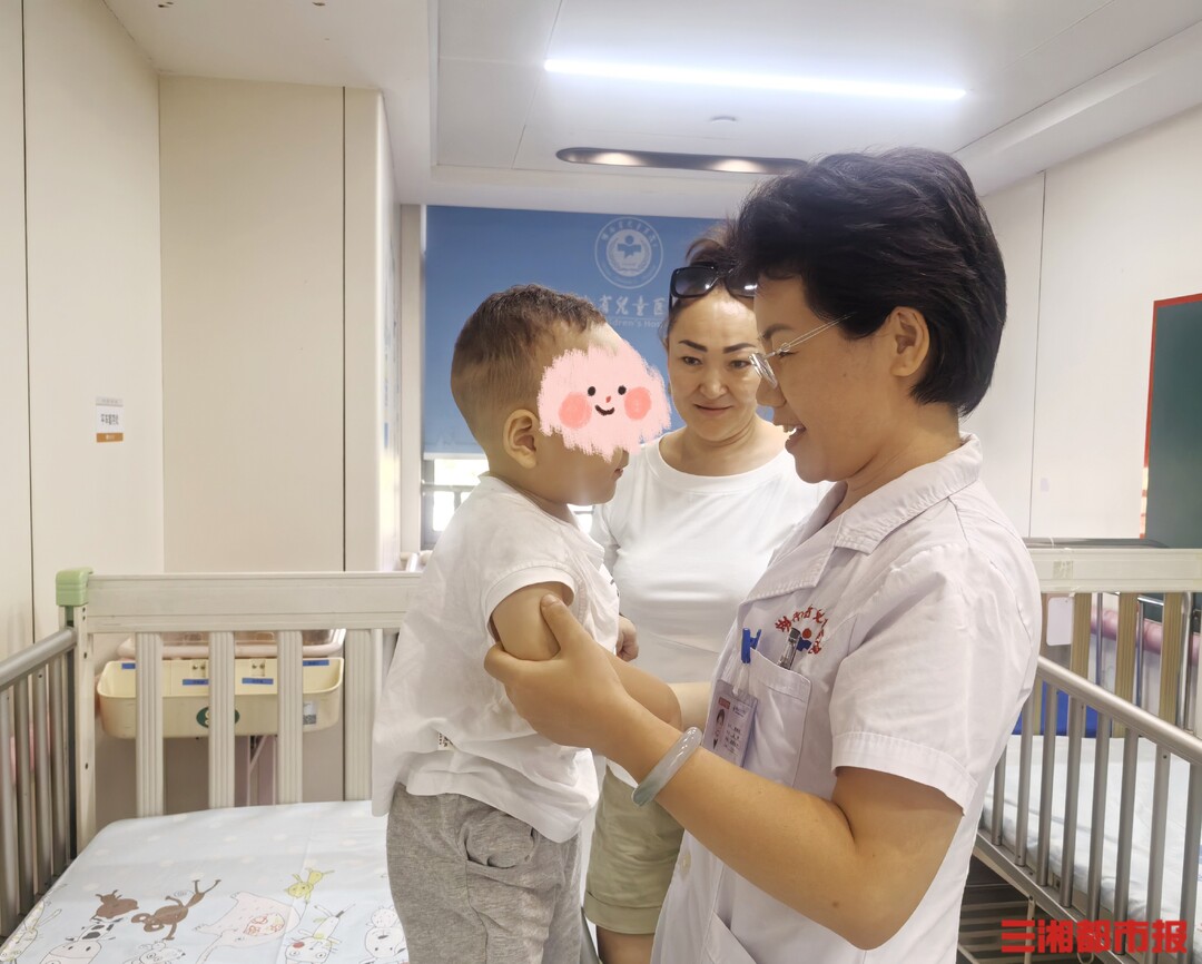 从无法“独坐”到主动“互动”，哈萨克斯坦早产宝宝湖南获“新生”