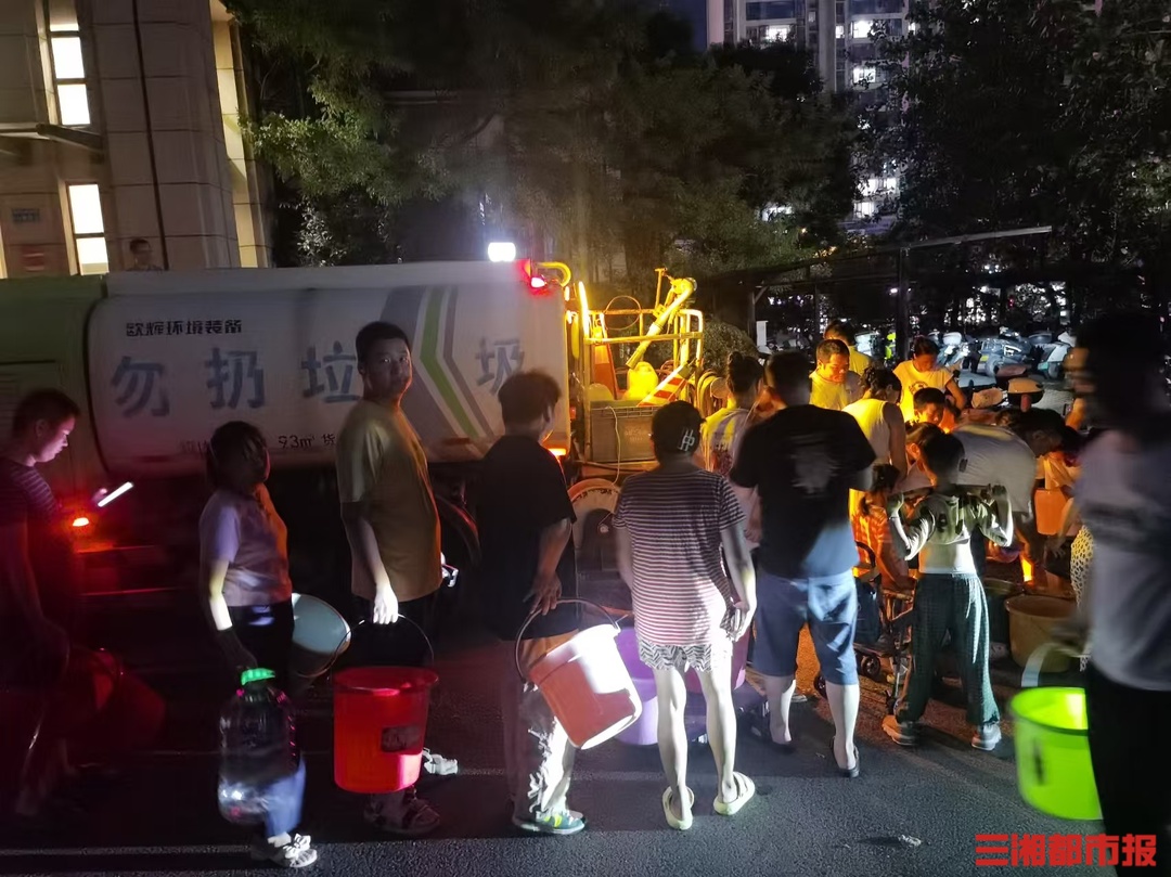 因水厂故障长沙部分区域停水，雨花环卫出动40辆洒水车解停水之急