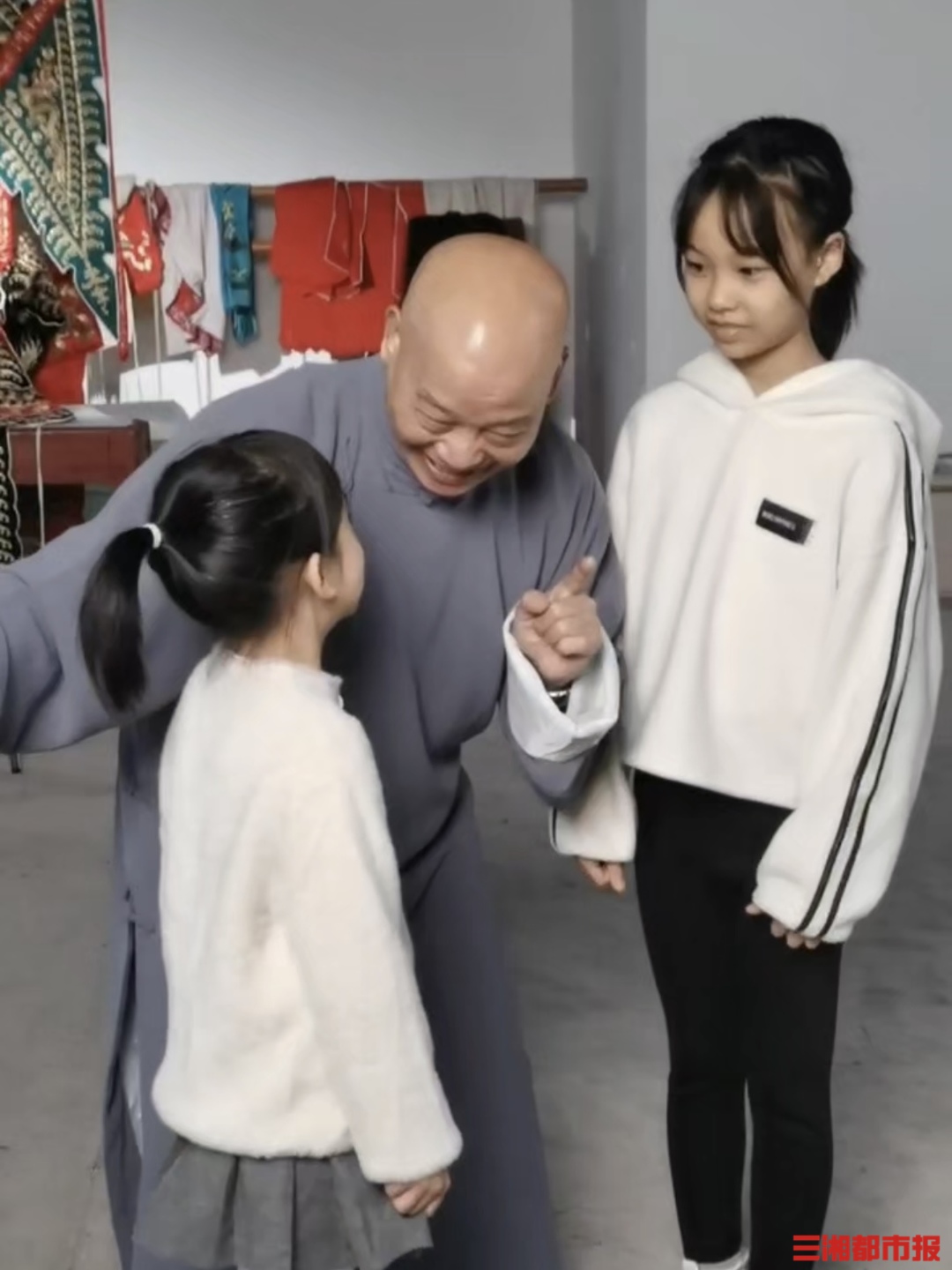 81岁湘剧老顽童：14岁出演《小包公》红极一时，如今街头开嗓喊人来学