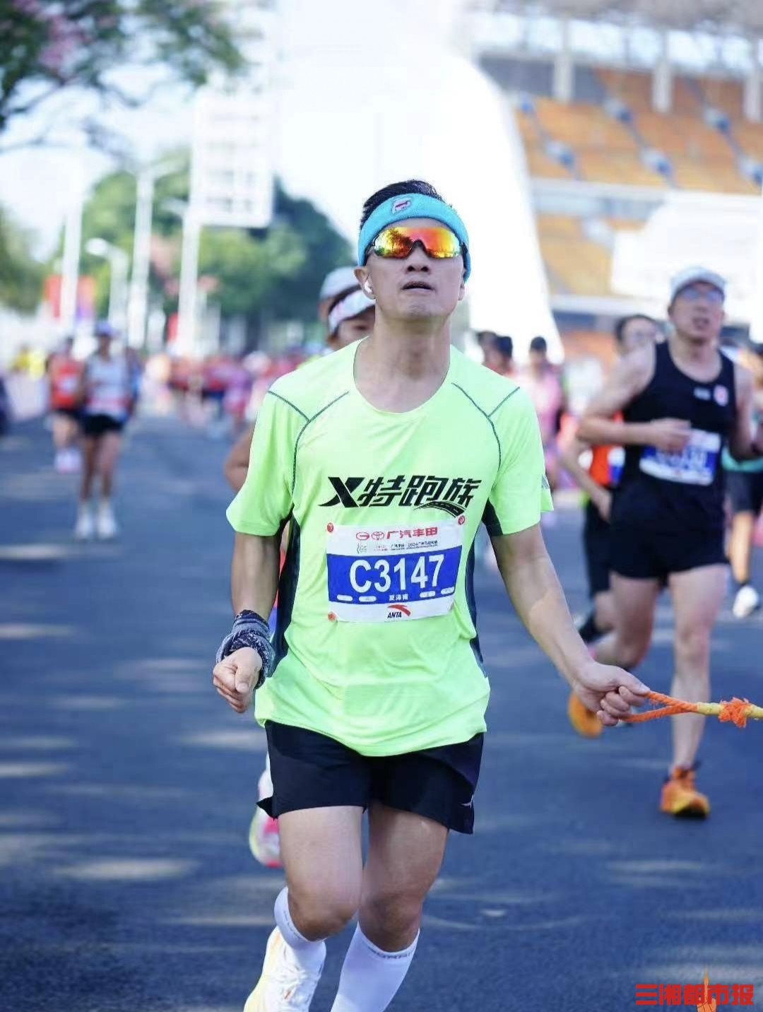 长沙全盲跑马者，两年收获14奖