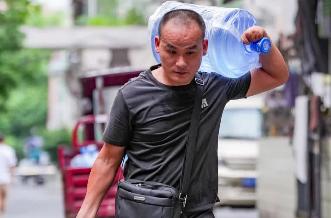襁褓中意外致殘，湘西“送水哥”自強(qiáng)創(chuàng)業(yè)實現(xiàn)逆襲