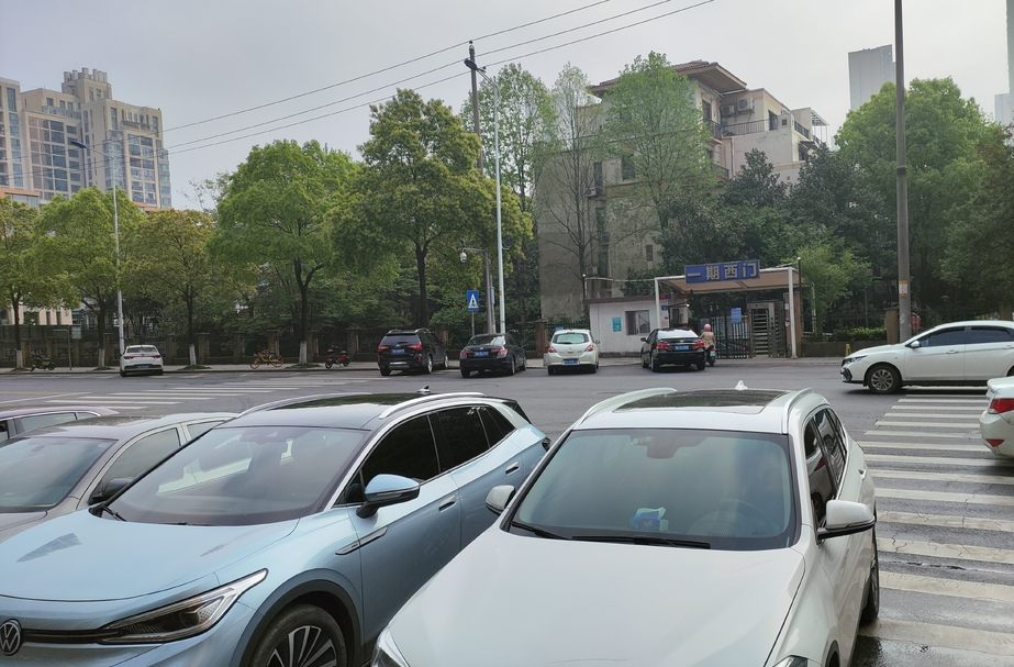 大貨車違停被電動自行車撞，司機自掏腰包賠償40萬元