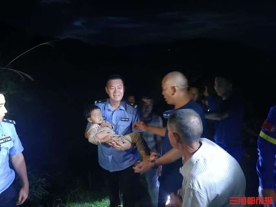 2歲女童山林失聯(lián)近30小時(shí)，新邵警民冒雨搜救尋回