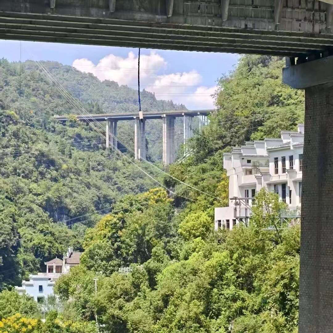 湖北一景區(qū)蹦極項(xiàng)目發(fā)生意外，游客反彈后落水，景區(qū)已停業(yè)檢修