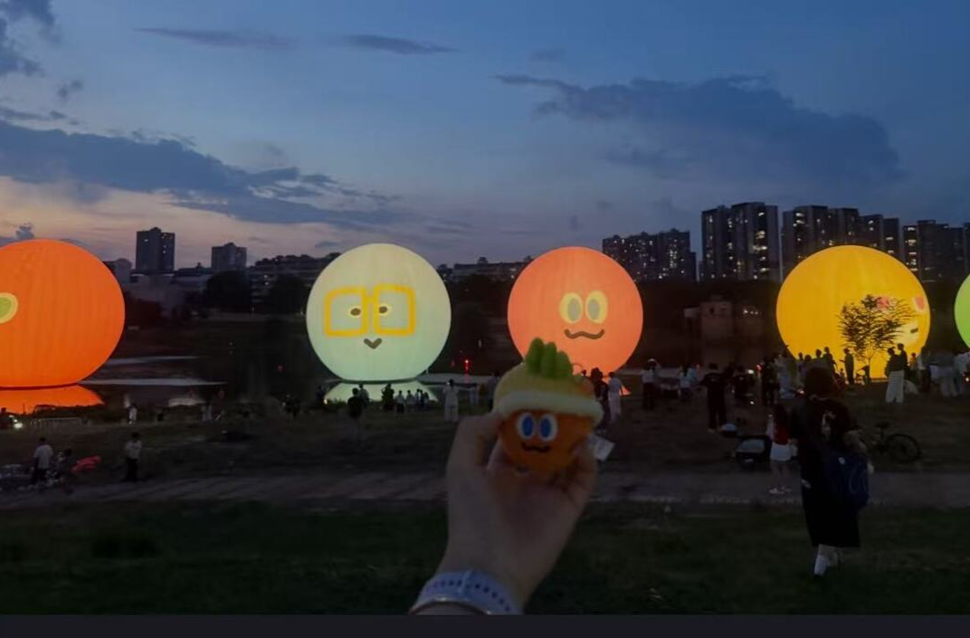 五月天“五球”空降長沙鴨嘴公園，夜晚亮燈引眾人拍照留念
