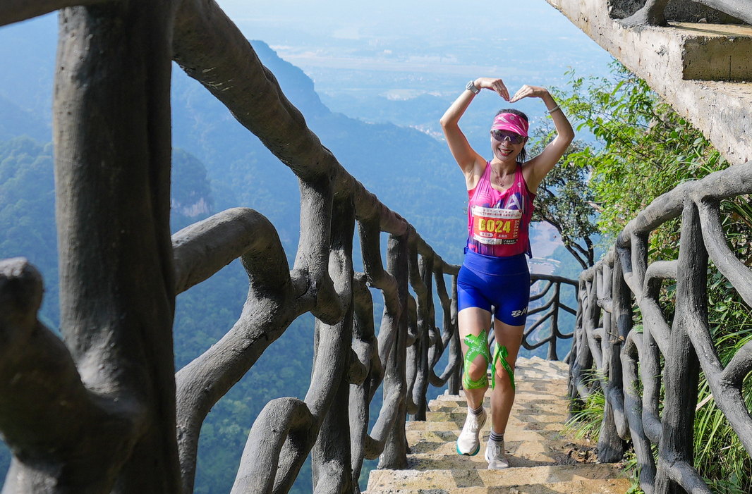 图集丨冲顶天门山，勇闯“秘径云梯”