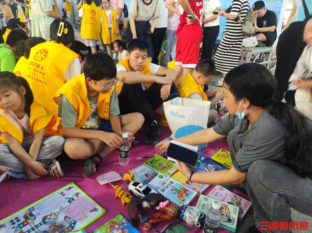 26℃丨中小学生化身“小掌柜”， 练摊筹款援助困难学子
