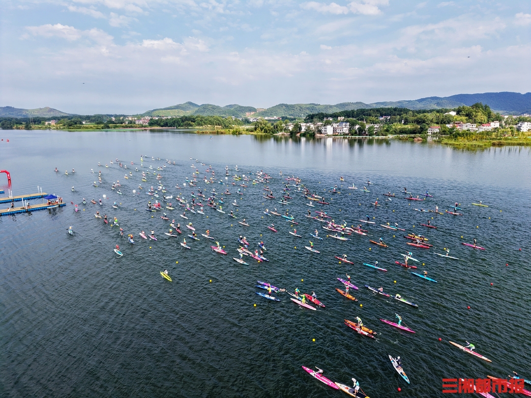五百余人挥桨竞飞渡！中国桨板超级联赛逐浪天子湖