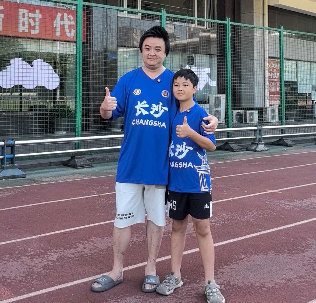 “長沙蹬兜！”湘超聯(lián)賽即將開幕，“鐵桿”球迷父子預測揭幕戰(zhàn)比分