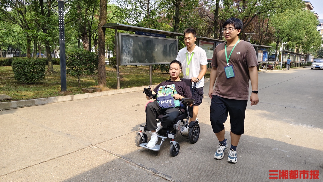 26℃｜“輪椅男孩”鄧添來(lái)研究生報(bào)到，一路收獲的是祝福與關(guān)愛