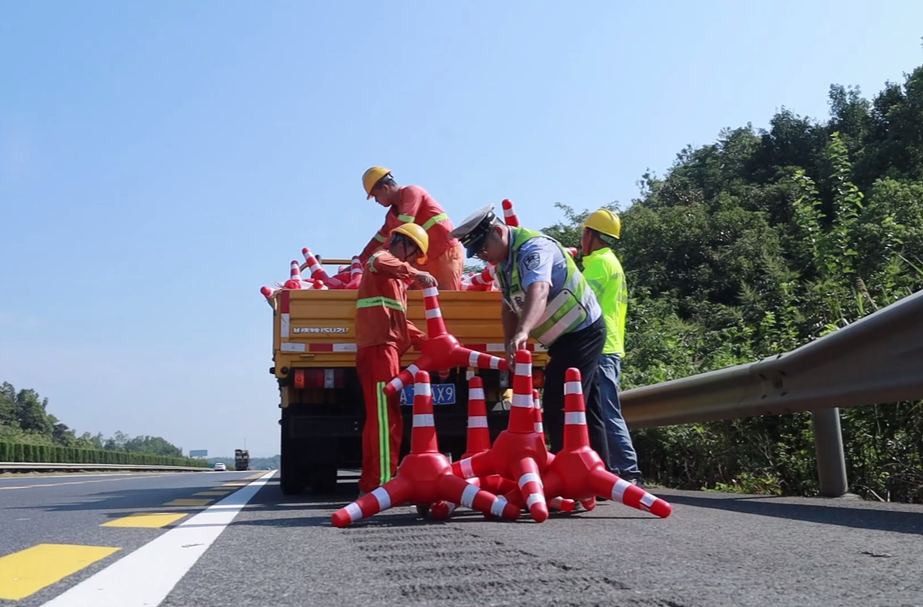 “不倒翁”錐桶亮相許廣高速岳陽(yáng)段，事故后可迅速取用示警