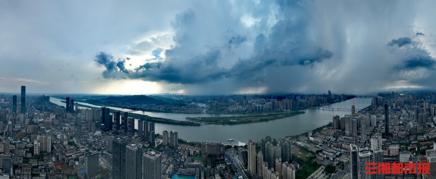达瞰丨半边雨，半边晴