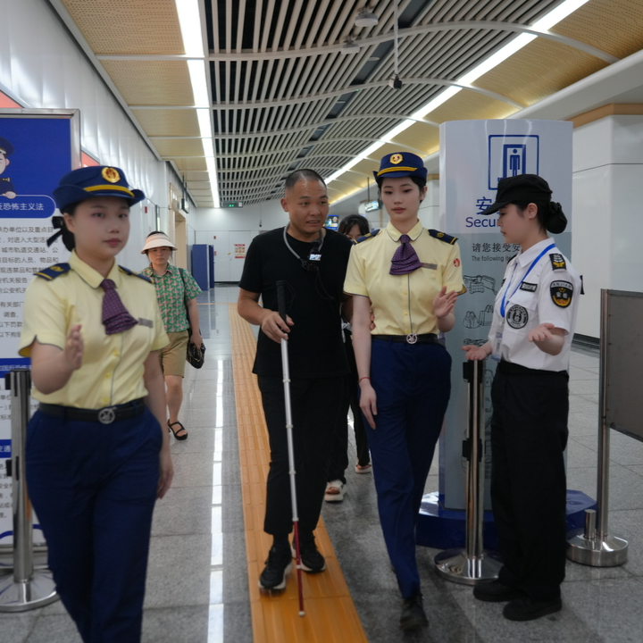 残友实地检视成效，湖南开展无障碍设施体验日活动