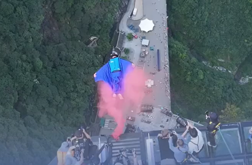 “空中对决”！2025第十一届翼装飞行世锦赛启幕，张树鹏晋级决赛