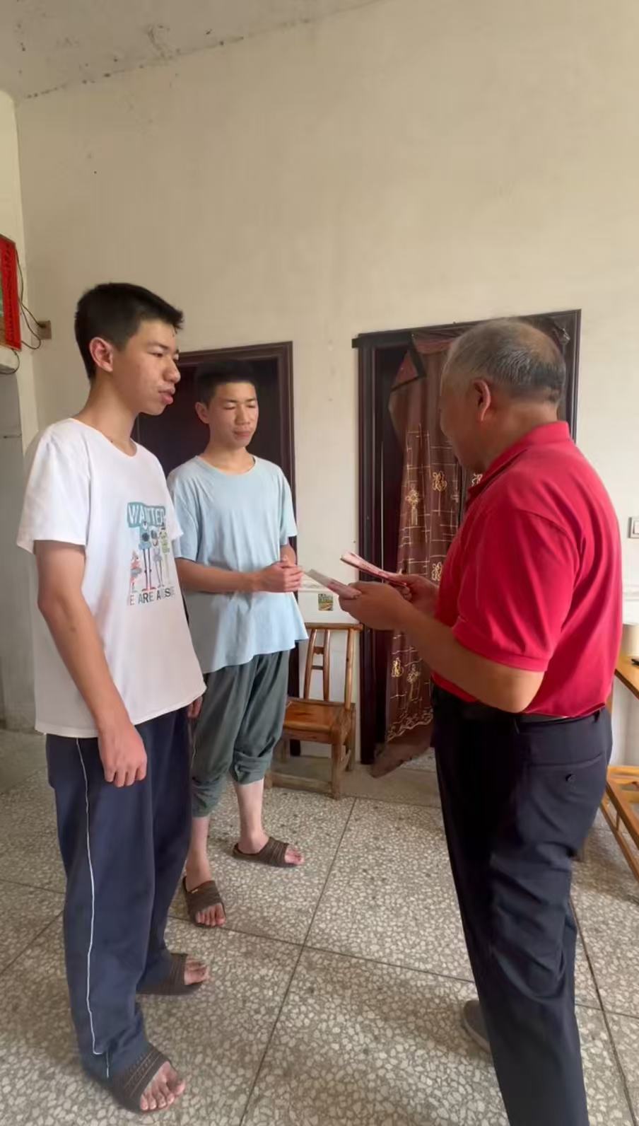 26℃｜《浏阳“鱿鱼哥”：边摆摊还债边捐资助学》后续：“鱿鱼哥”助双胞胎圆梦大学：只要干得动，助学就不会停 