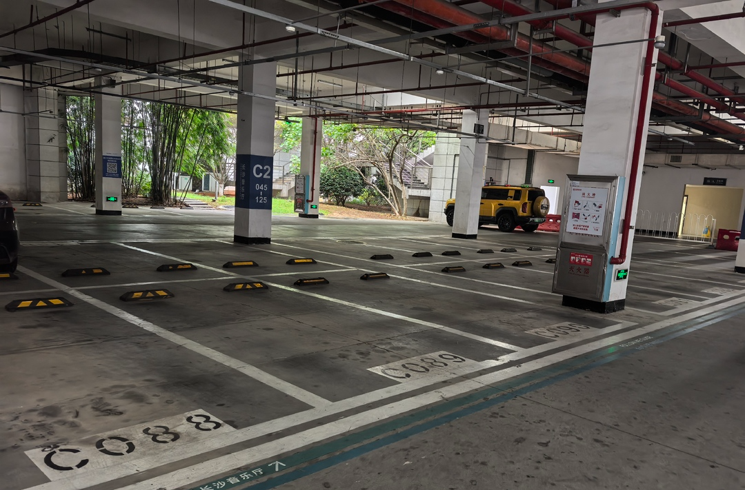 长沙滨江文化园收费新政观察：“僵尸车”走了，停车容易了，市民说贵了