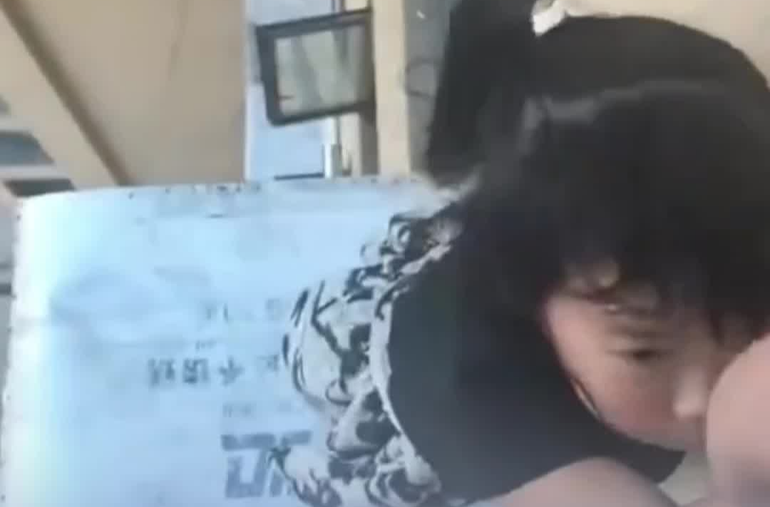 惊险！女童从20楼坠落至13楼，14楼邻居一把拽住