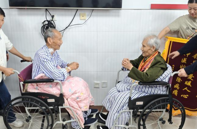 烽火岁月时并肩作战，抗美援朝老英雄病房重逢