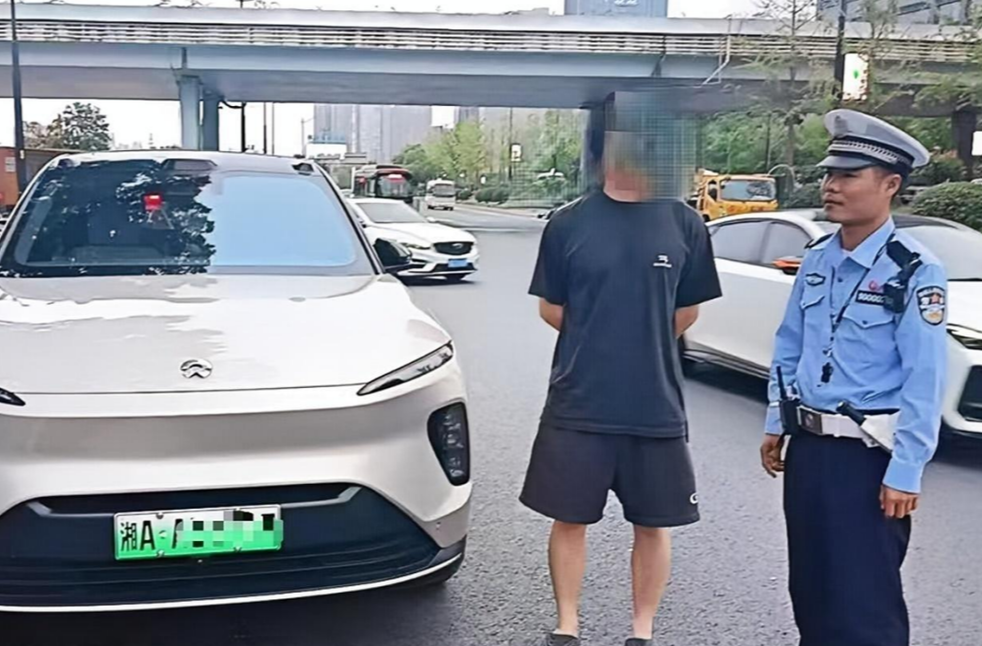 男子满身酒气开车找交警处理事故，网友：算自首吗