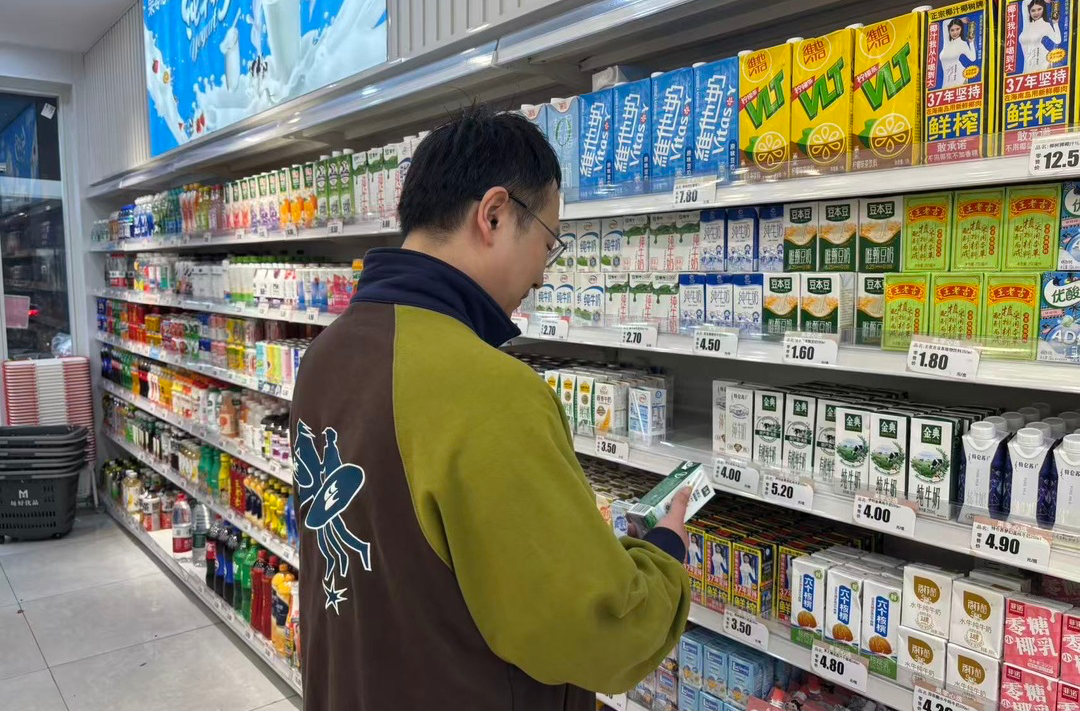 纯牛奶新规禁用复原乳,记者实探:长沙商超严格落地,业内建议选择干净配料表乳品|消费观察