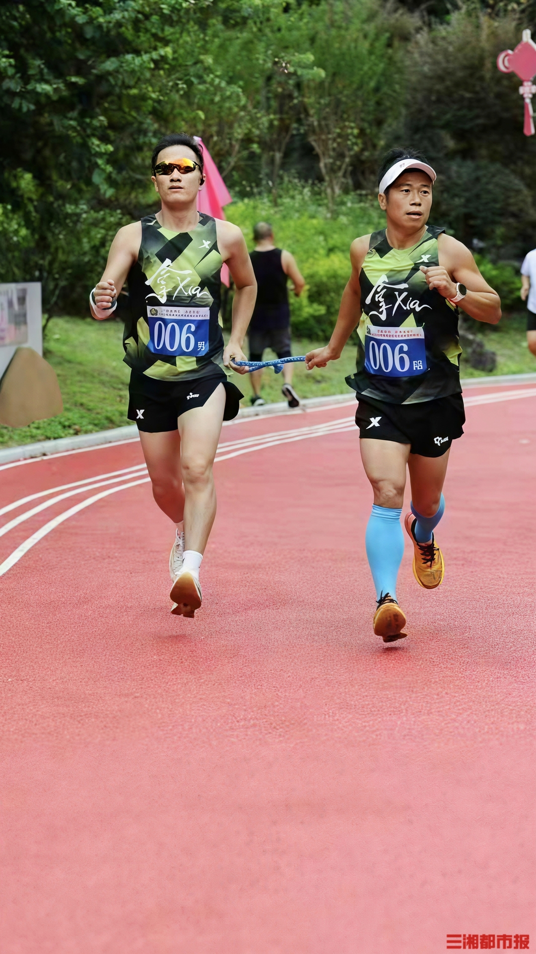 7年一根绳，他为14位视障跑者点亮赛道