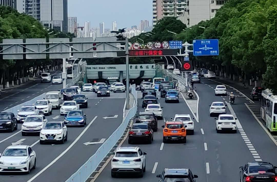 假期借车需谨慎 开他人未投保的小车出事故，司机、车主都要赔偿
