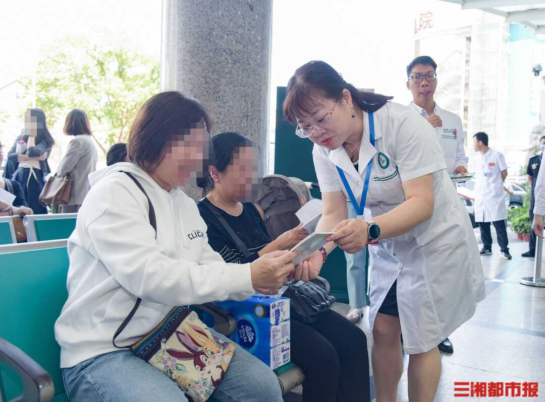 湖南护士获“雷锋号”勋章，小伙列车上突发躁狂，精神科护理的她细心安抚