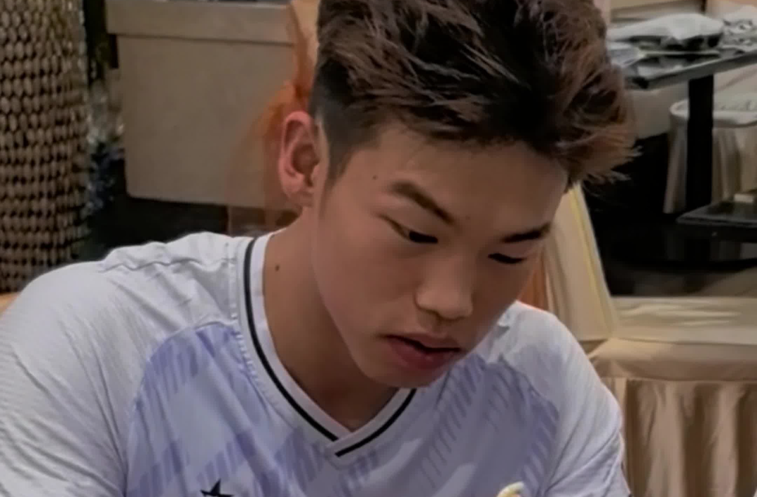 回乡踢球被“投喂”邵阳米粉,湖二代二话不说埋头嗦起