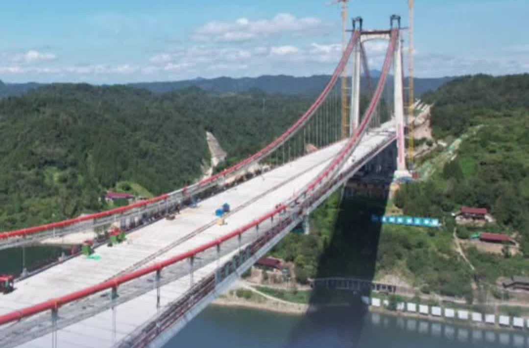 湖南在建跨径最大悬索桥工程洞庭溪沅水特大桥贯通