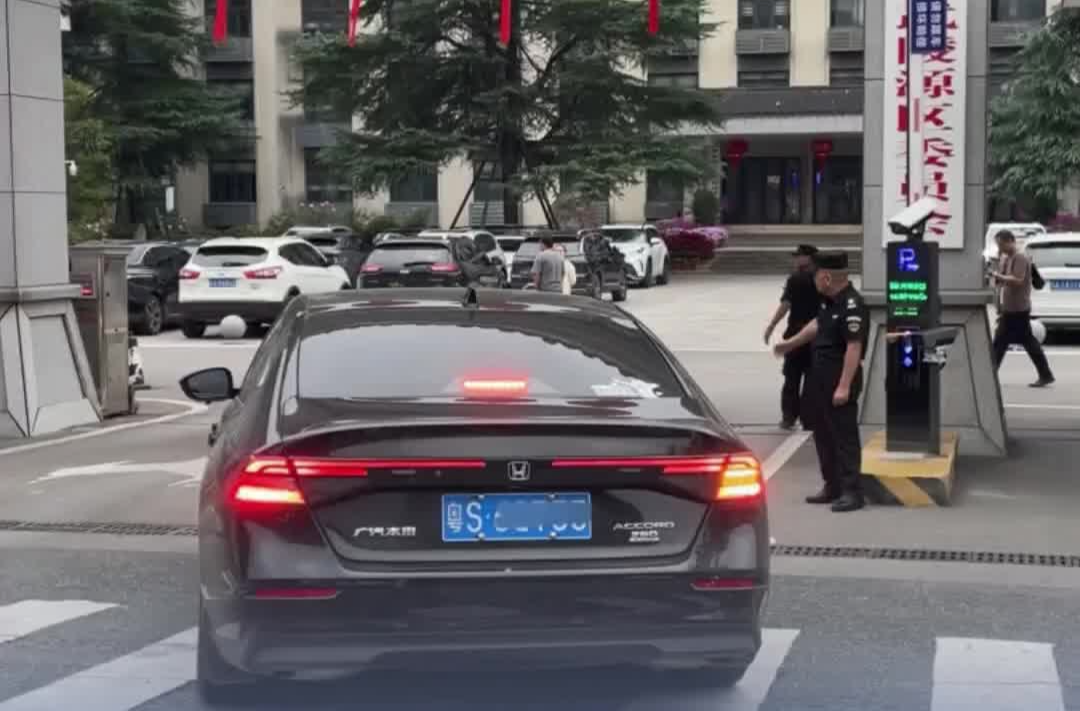 国庆假期游张家界停车无忧,政府大院变身免费停车场丨嗨FUN十一