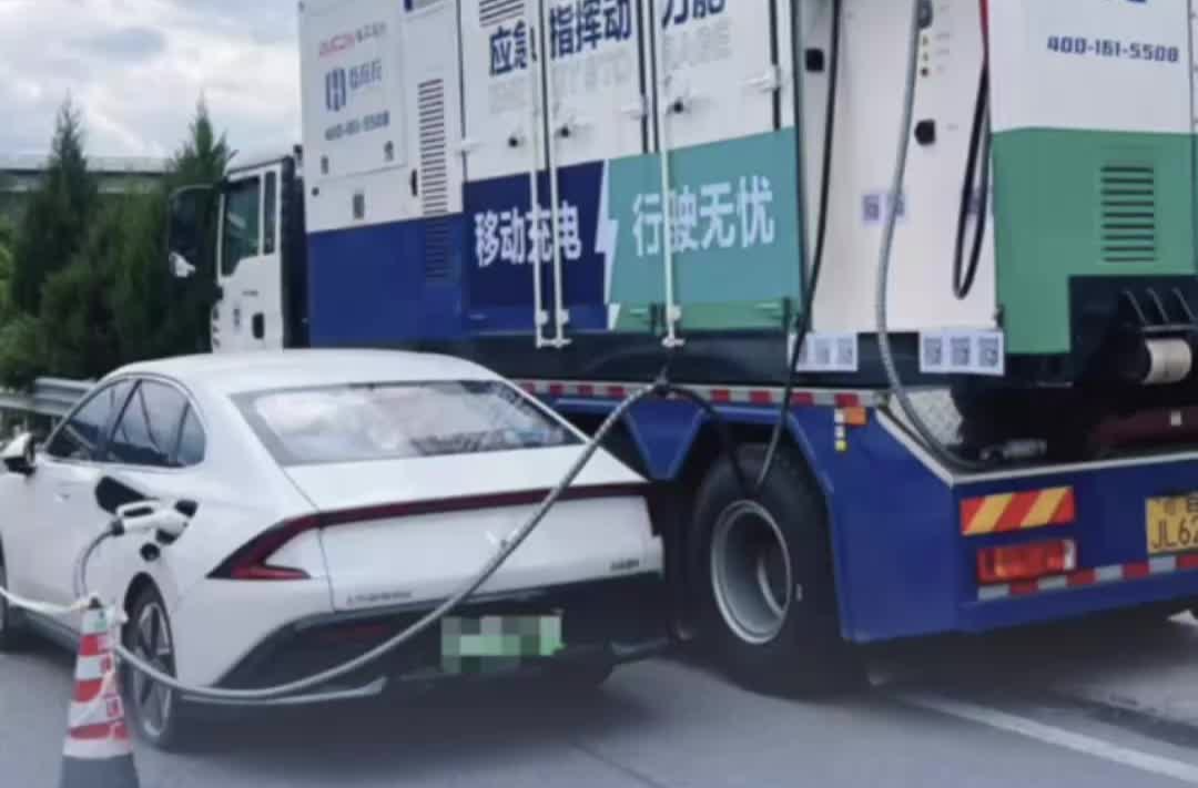 应对假期井喷式充电需求，湖南高速投放19台移动充电设备｜嗨FUN十一