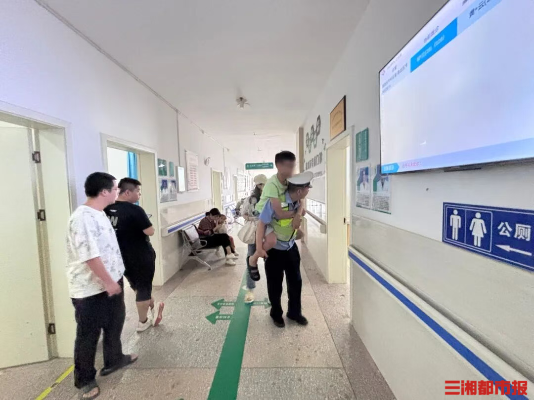 14岁少年被毒蜂蜇伤，民警迅速开辟“生命通道”