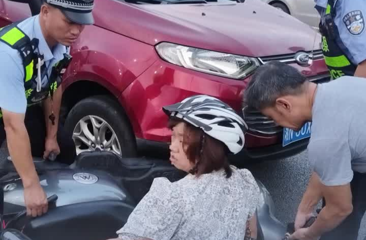 38秒！警民合力抬车救援，谢谢每位伸出援手的热心人｜26℃