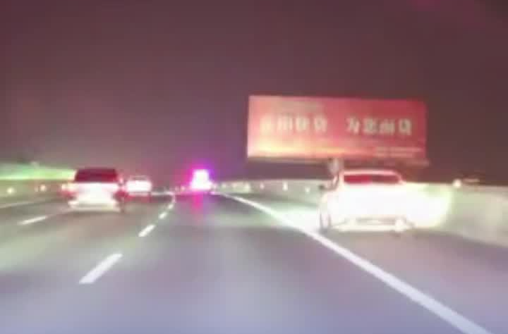 小车定速巡航刹车失灵，两省高速交警接力护航化险为夷
