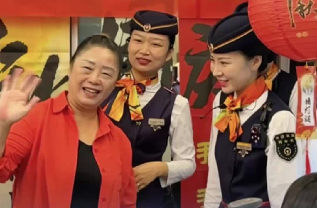 月满车厢情满旅途，长沙这趟高铁上满满团圆味｜嗨FUN十一