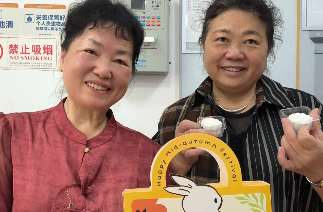 邻里相聚自制月饼，社区里的“银发族”欢乐度中秋｜嗨FUN十一