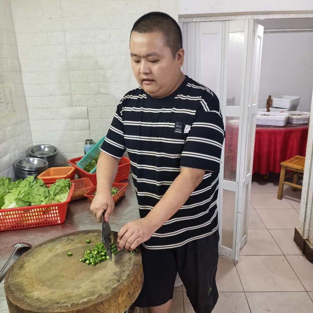 帮离世朋友照顾智力障碍孩子，爱心老爸获正能量奖｜26℃