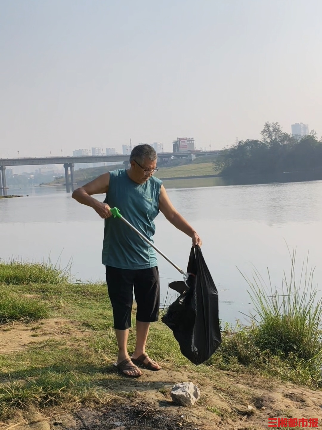 从泳者变身守护者,73岁老人5年净滩带动数十人同行|26℃