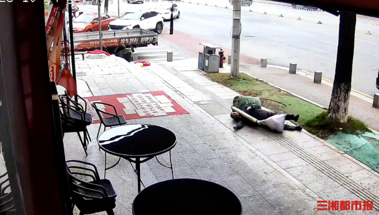 长沙街头暖心一幕:男子晕倒众人救援,送餐又送钱丨26℃